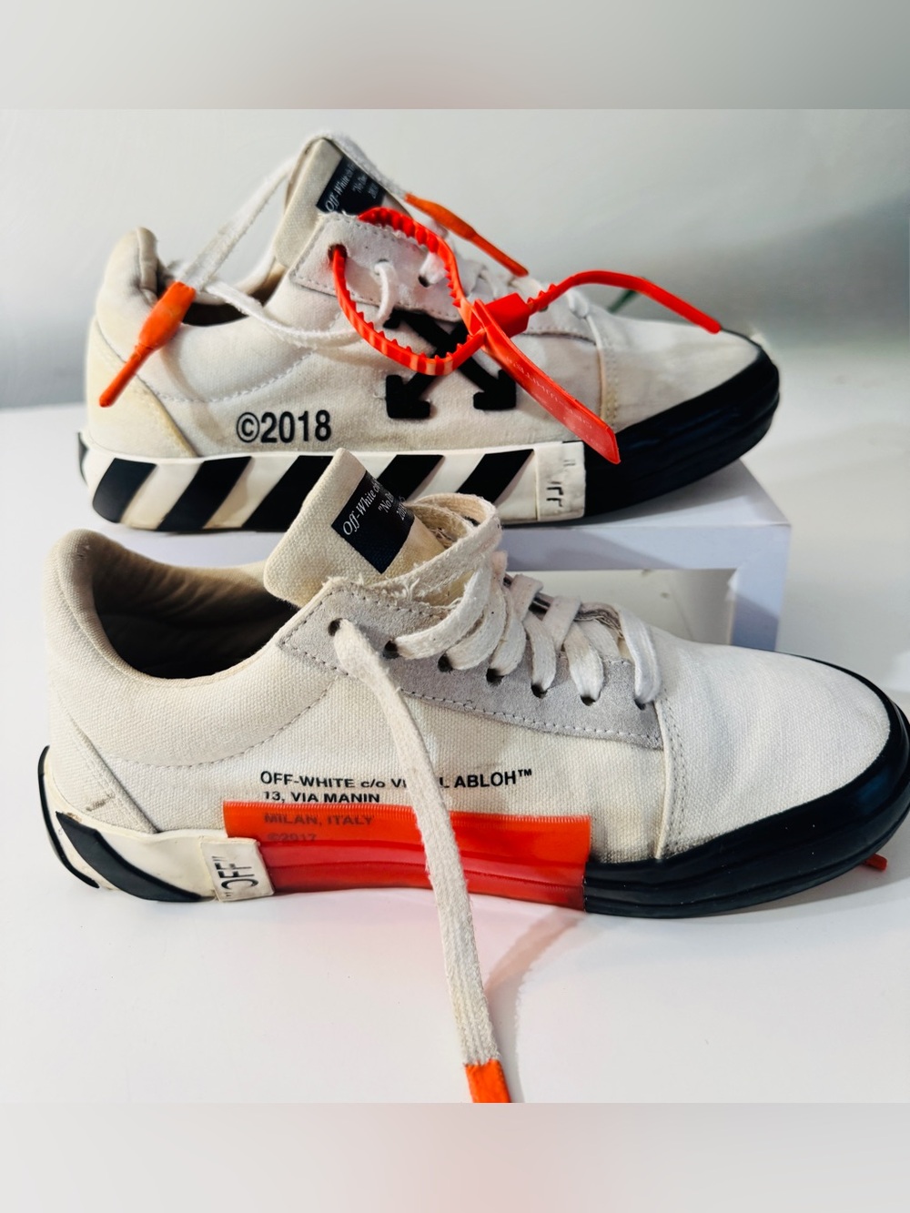 Off-White Womens Size 37 White Canvas Low-Top Sneakers!